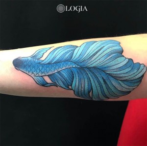tatuaje-brazo-pez-logia-barcelona-laia-desole  